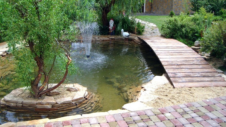 Строительство декоративных водоемов на участке, даче, в саду. Создание  декоративных ручьев, каскадов, естественных и искусственных прудов,  водопадов.